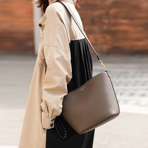 欧尚典女包真皮水桶包2021新款头层牛皮单肩包软皮休闲斜跨包潮流