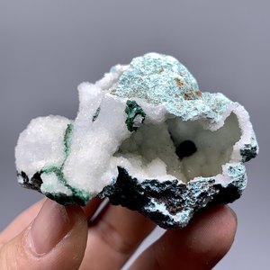 石英晶体洞图片