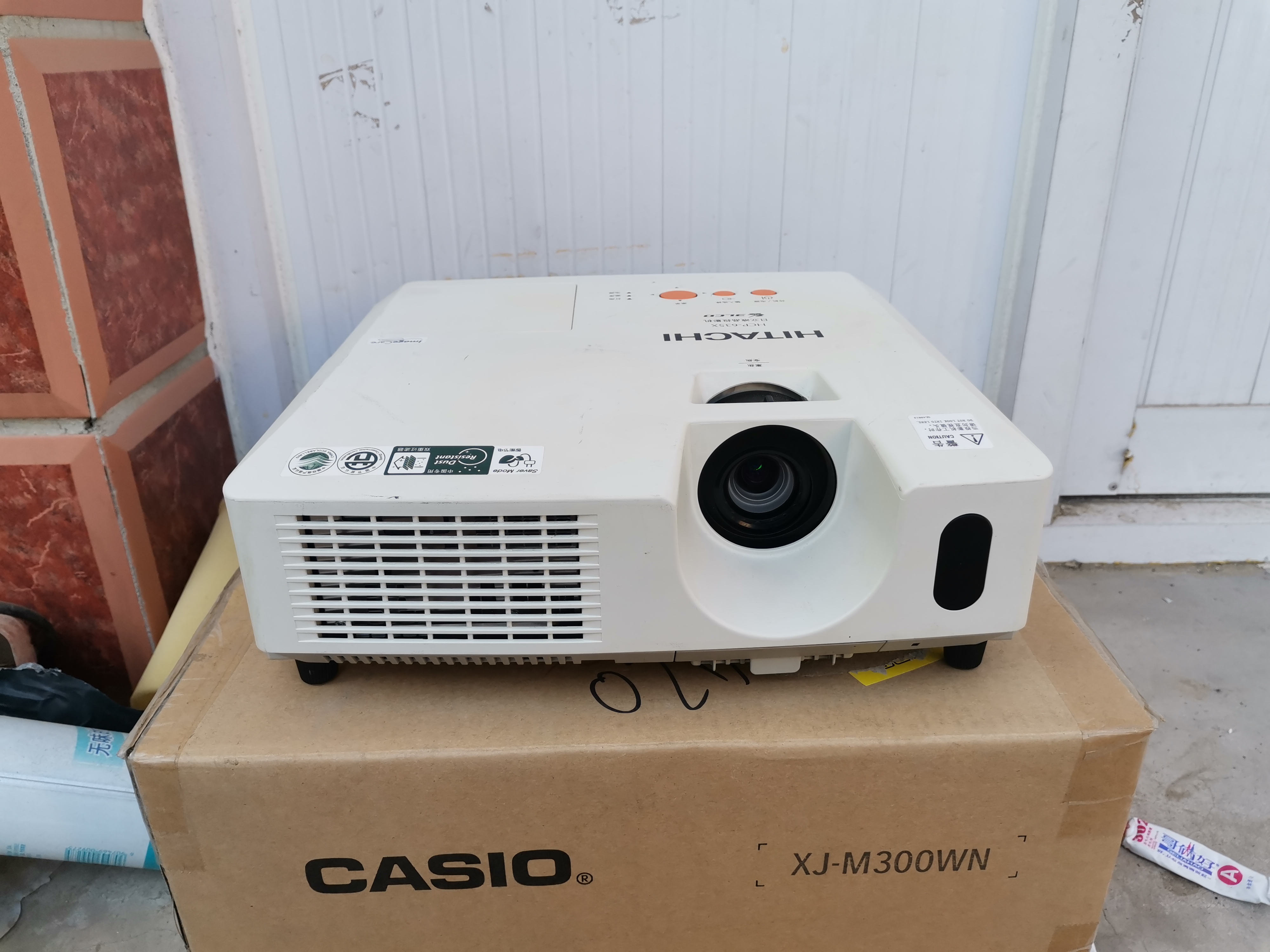 950元二手短焦家用日立q65高清投影仪980元二手宽屏超高清日立家用4k