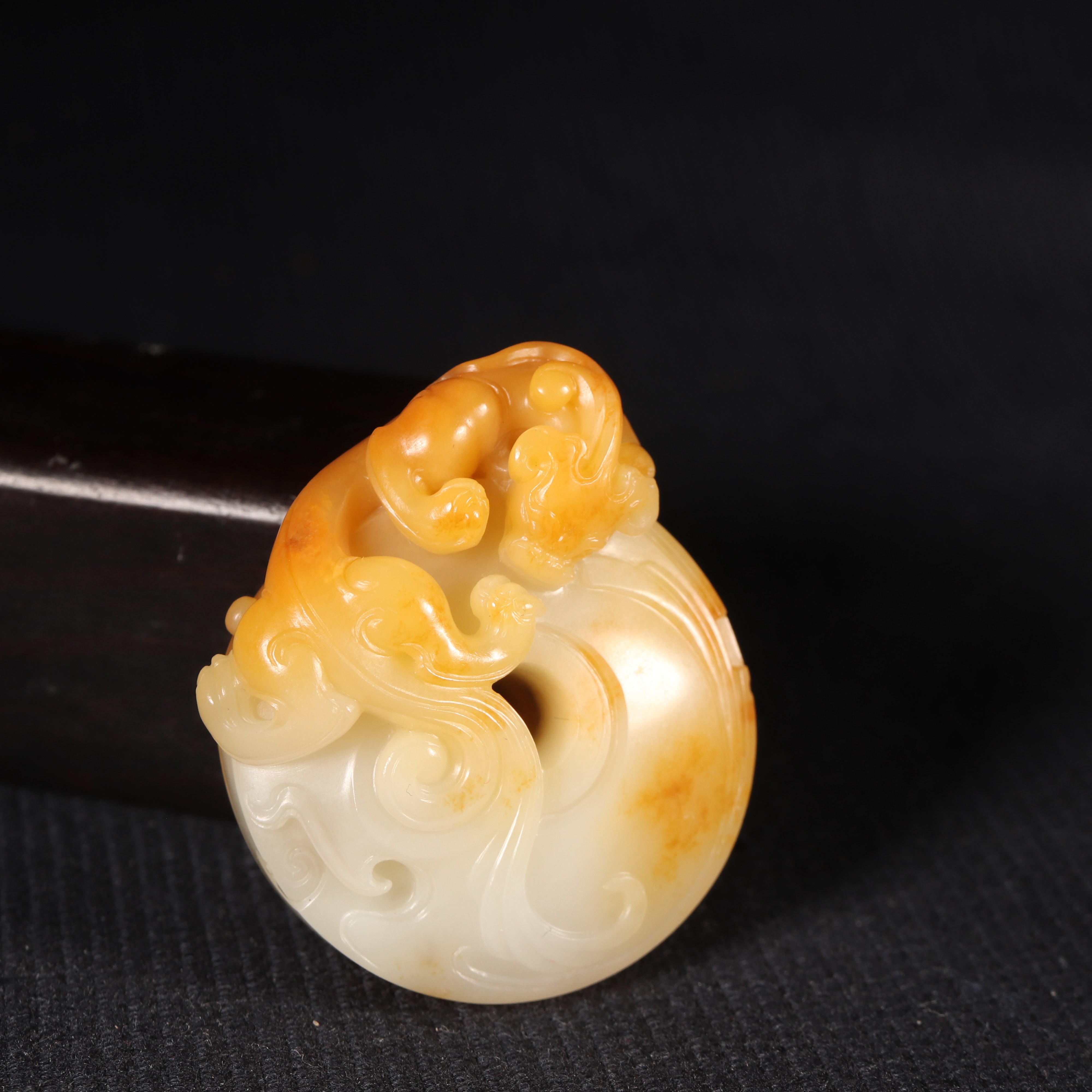 优惠券大全—在售新疆和田玉黄沁籽料独籽原石螭龙璧天然沁色苏州工玉