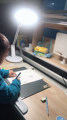 刚上小学用博士有成儿童学习桌效果怎么样？值得入手吗？