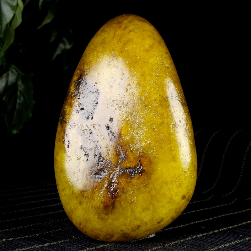 寓意:【普度众生】和田玉苏工精雕一细料黄沁观音手把件172.35克