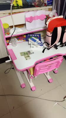 期待很高的帕默学生家用儿童学习桌好不好?会不会有味道?