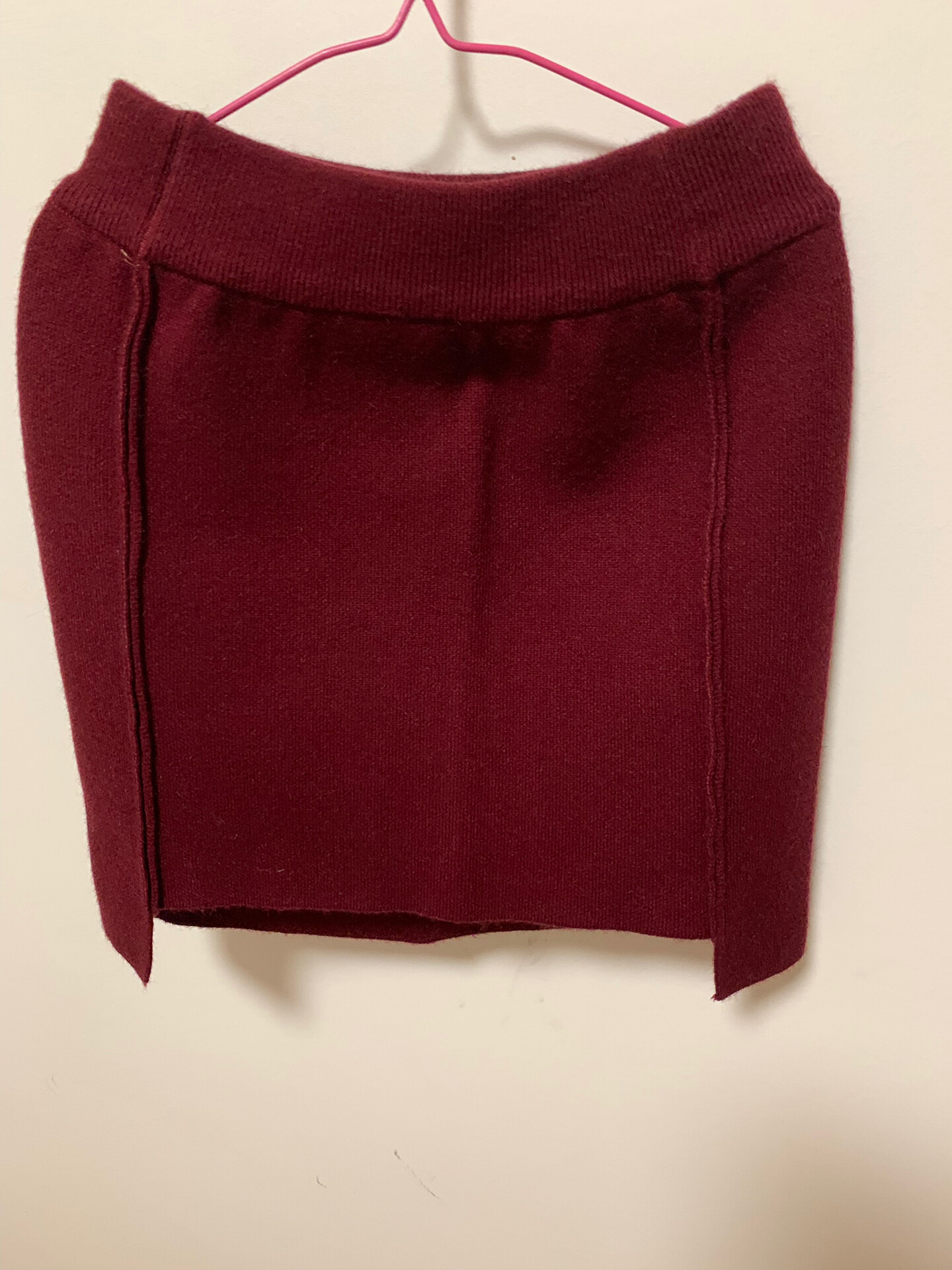 酒红色针织短裙，S码，购于当地一个专门织羊毛衫的店铺，图片没