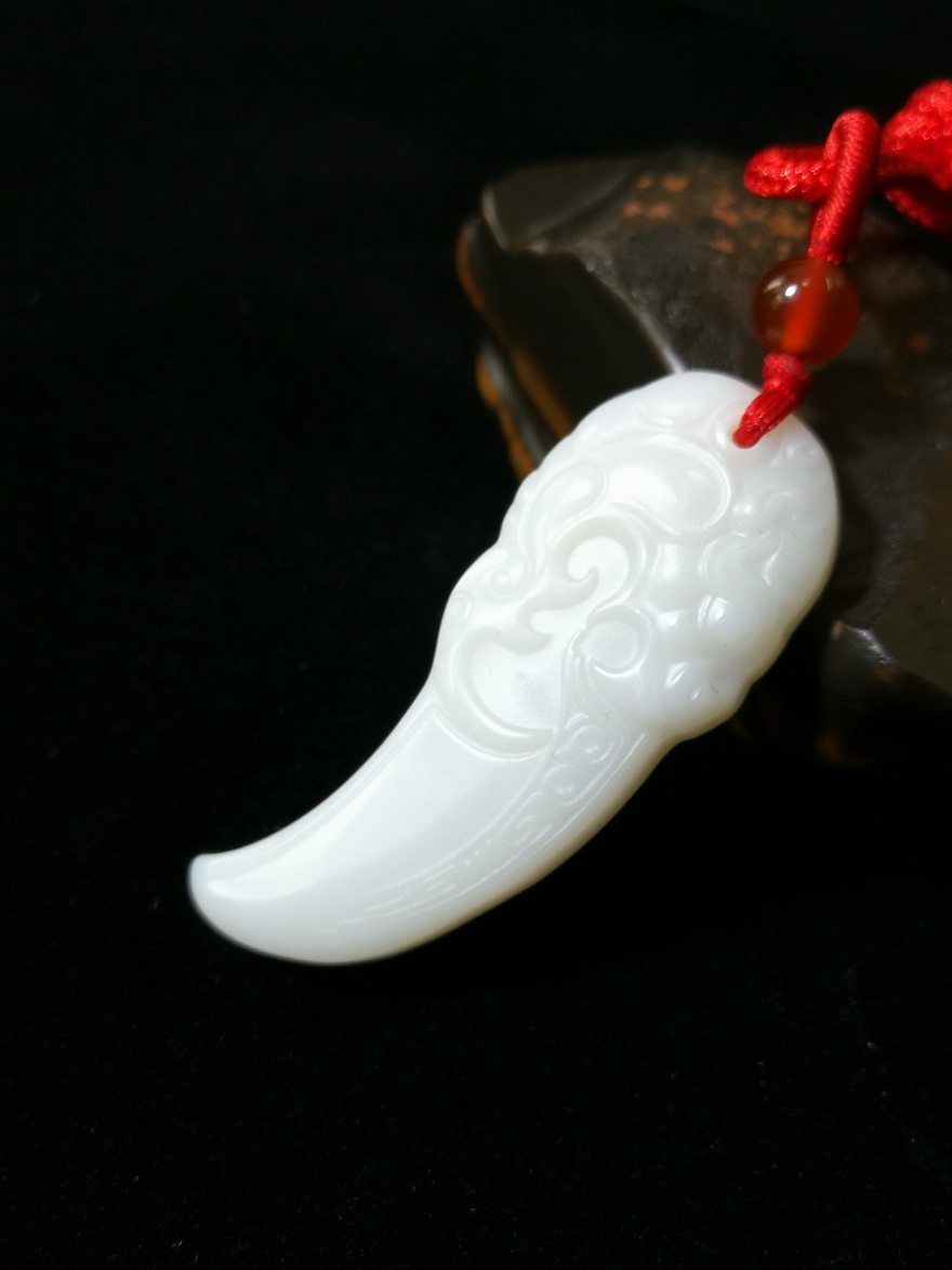 和田玉挂件《辟邪龙牙》