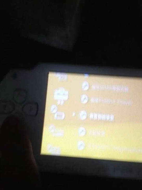 PSP10006.61完美破解版，机子成色有些差，屏幕外壳