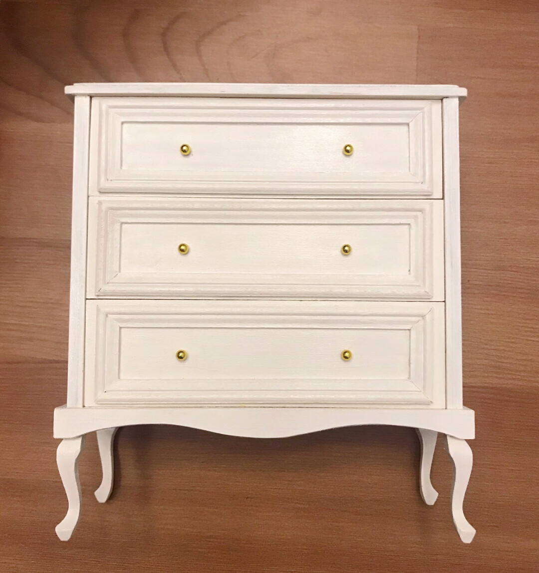 Vue latérale de la commode miniature