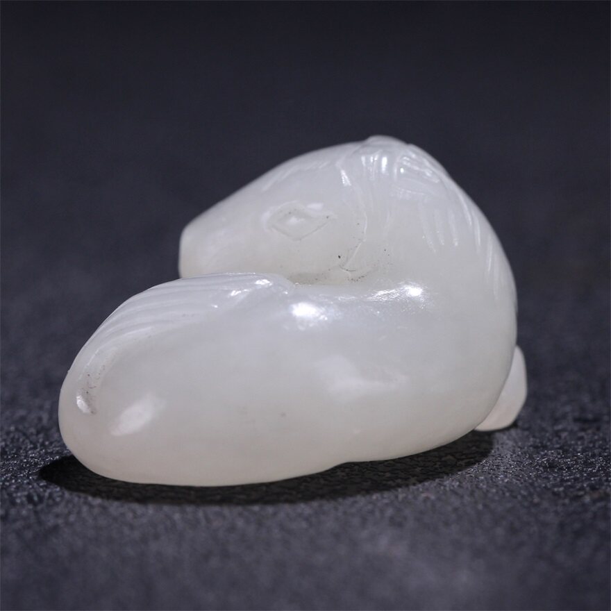 天然和田玉卧马挂坠(附带鉴定证书)d438