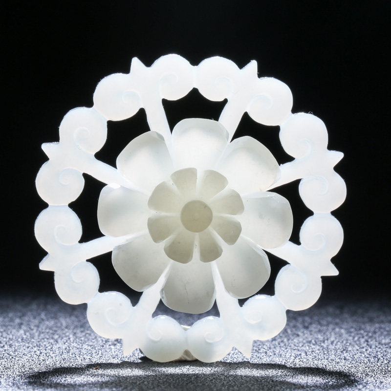 【时来运转】王晓义玉雕工作室 精雕和田玉镂空莲花挂件 22.65g