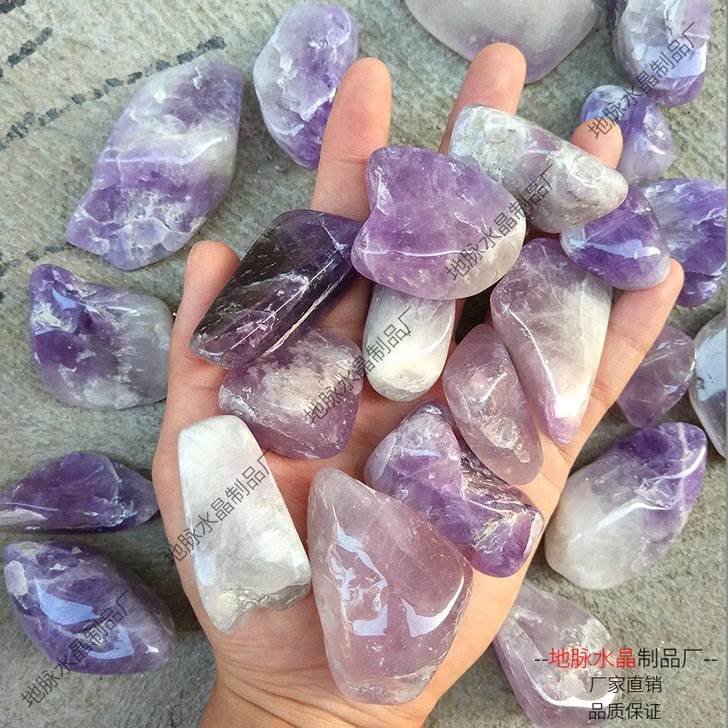 便宜卖天然紫色紫水晶。