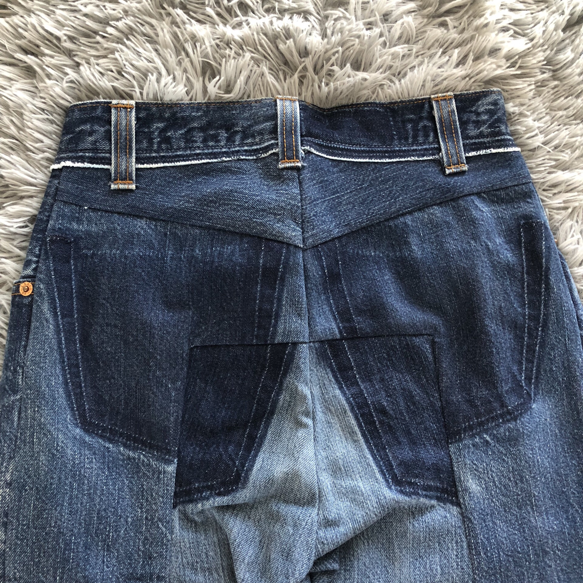 Vetements Spliced High-Waisted Cropped Jeans — label