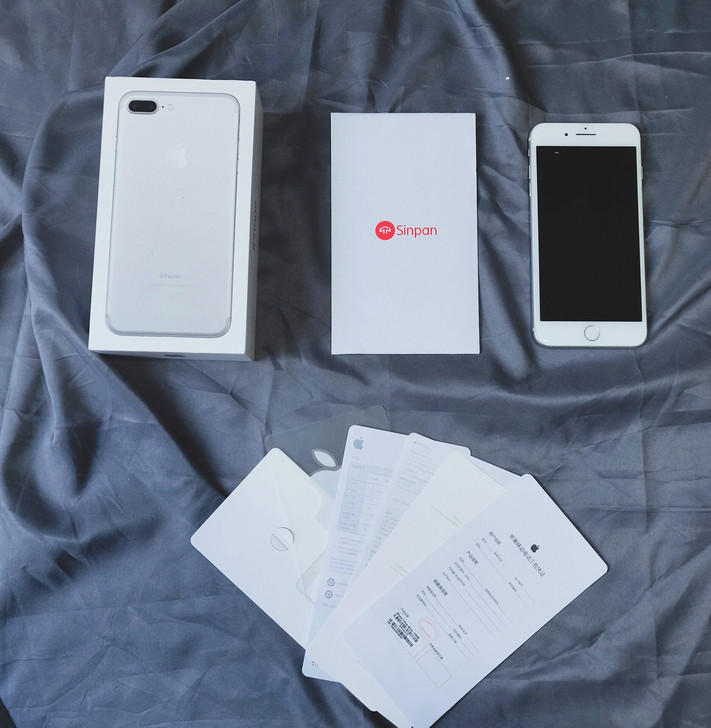 手机5.5英寸IPhone7plus国行银白色，128G，