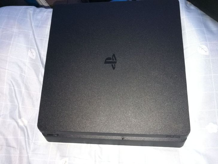 出售ps4slim主机1080p显示屏键鼠转换器（不带