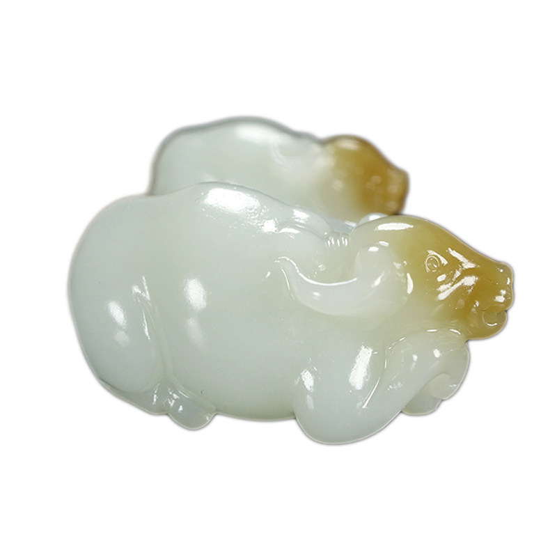 国家级玉雕大师时晓印新疆和田玉糖白玉牛气冲天生肖牛挂坠38.1g