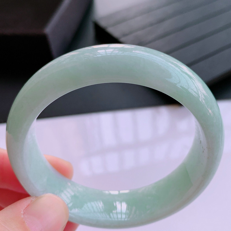 l自然光拍摄正品a货时尚女款玉手镯冰糯种飘绿宽边手镯69.89g