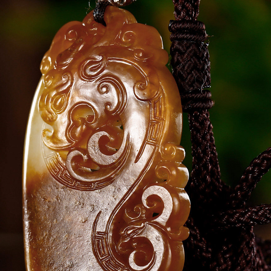 苏州玉雕馆新疆和田玉聚红皮籽料龙凤呈祥吊坠女41克保平安挂s