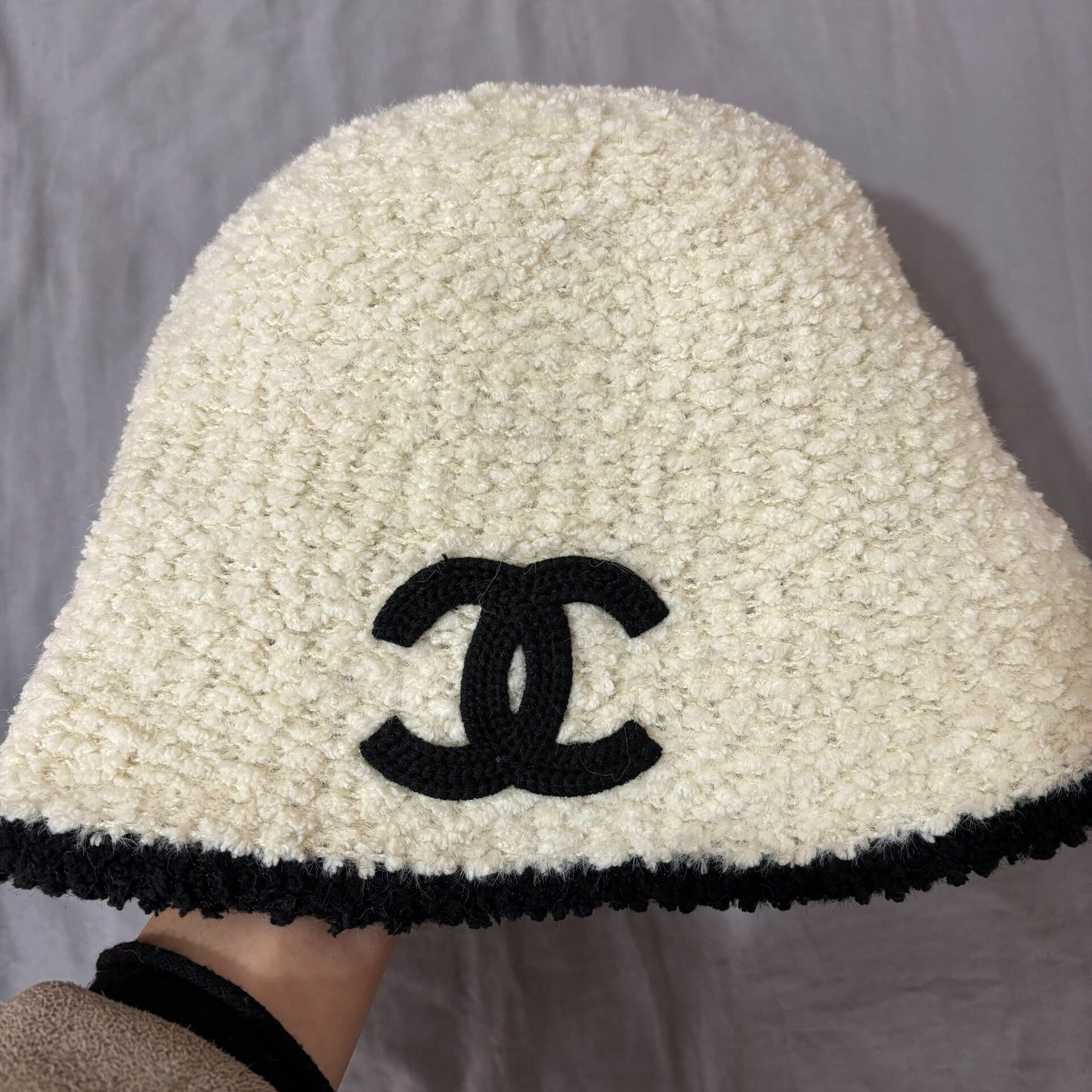 渔夫帽经典双C标志设计，适合各种风格搭配