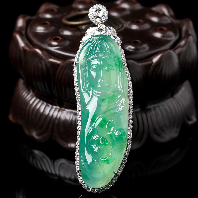 翡翠玉观音吊坠拍卖天然a货18k金镶大钻高冰种飘绿大观音48.38g