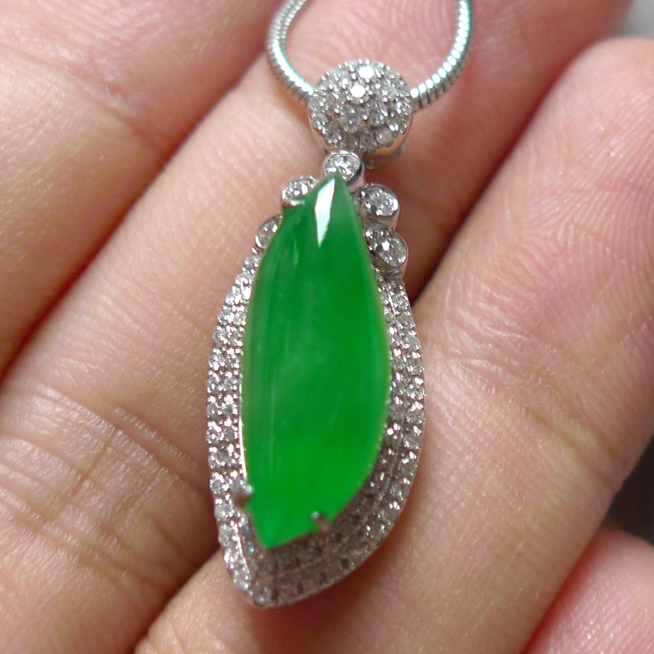 18k金伴钻石镶缅甸天然a货翡翠满色阳绿水润随形吊坠3.68g拍卖