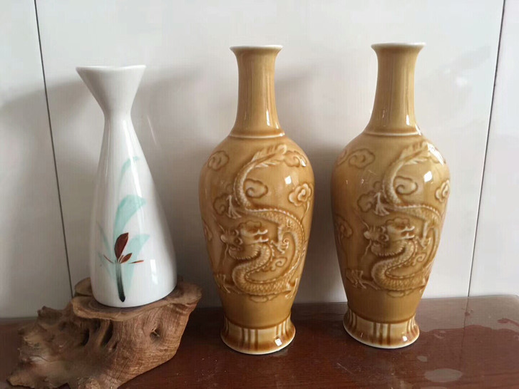 八九十年代唐山瓷厂订制的龙型图案瓷瓶，清东陵纪念，可当作器皿