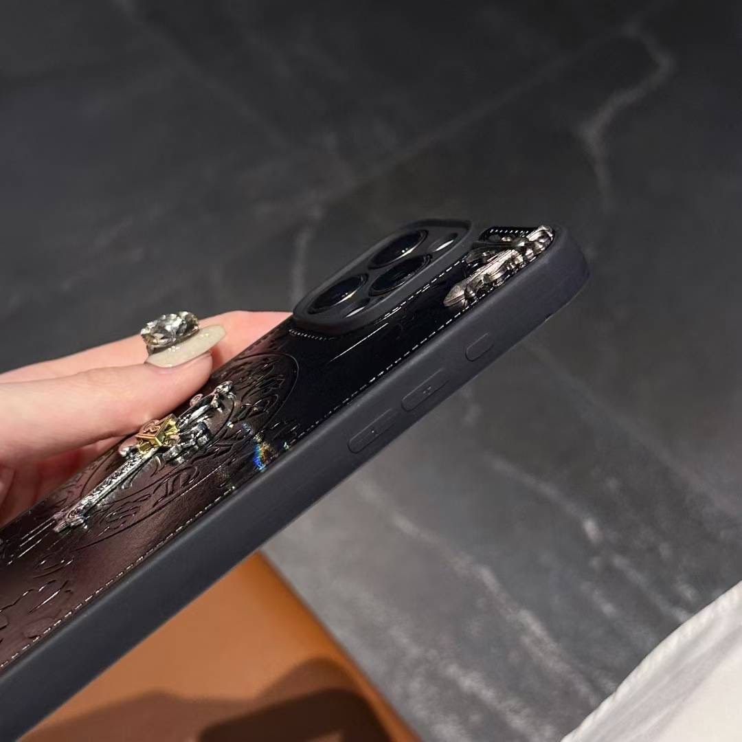 暗黑系苹果手机壳，克罗心金属标立体设计，酷炫潮牌款2025