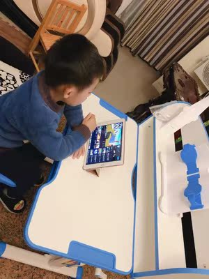 到底如何选择?百科迪尔儿童学习桌书桌很好用?有无异味？