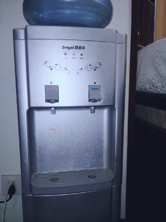 安吉尔立式饮水机，九成新，可正常加热水。同城自提或当面交易。
