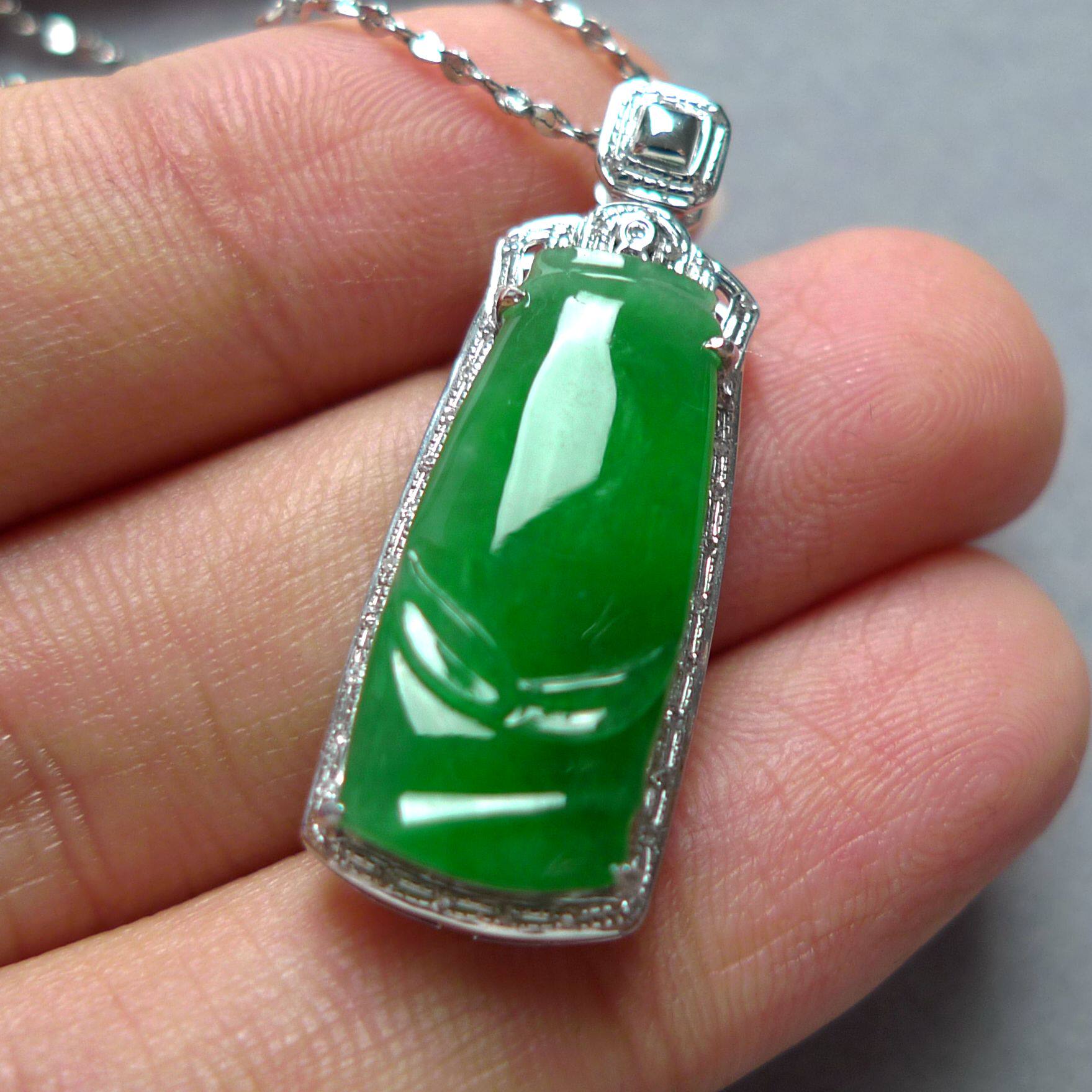 品质臻品 天然a货满绿竹节翡翠吊坠拍卖 18k金伴钻石镶缅甸3.56g
