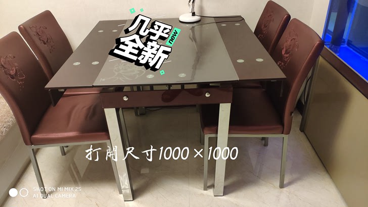 我最喜欢的一套不锈钢桌椅，桌面为钢化玻璃材质，可伸缩至100