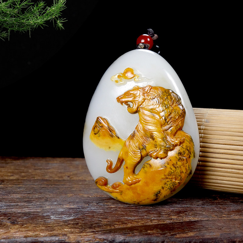 免保省大师仵东进玉雕馆【虎虎生威】和田玉白玉老虎挂件69.31g