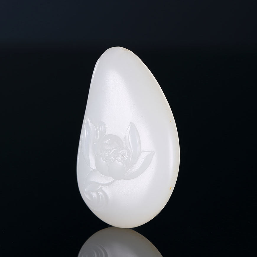 省级玉雕大师仝杰作品新疆和田玉籽料简约款一品清莲玉挂件36克g7