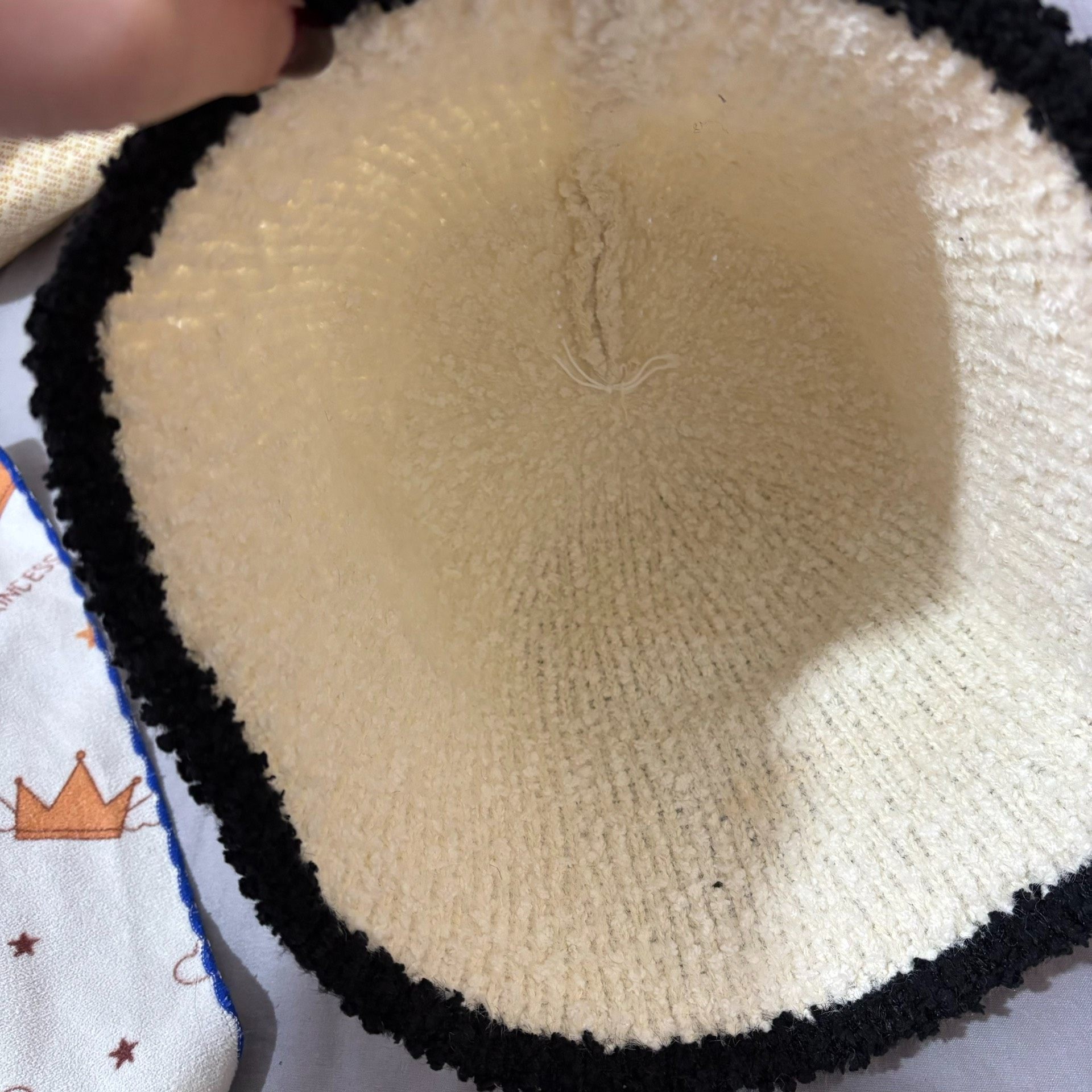 渔夫帽经典双C标志设计，适合各种风格搭配