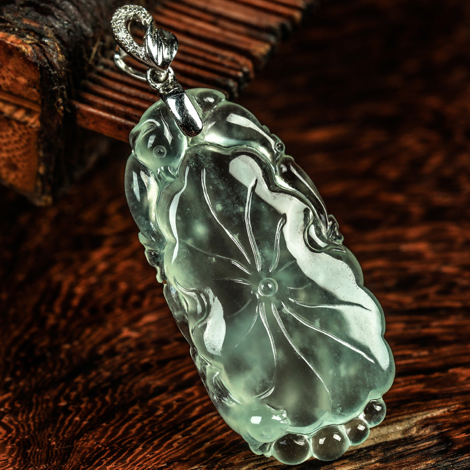 18k金伴钻镶嵌 老坑玻璃种木那料起莹光a货翡翠荷叶挂件3.99g