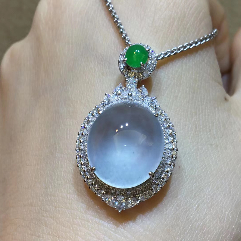 翡翠白冰种蛋面吊坠超饱满圆润的鸽子蛋面18k白金镶嵌女款