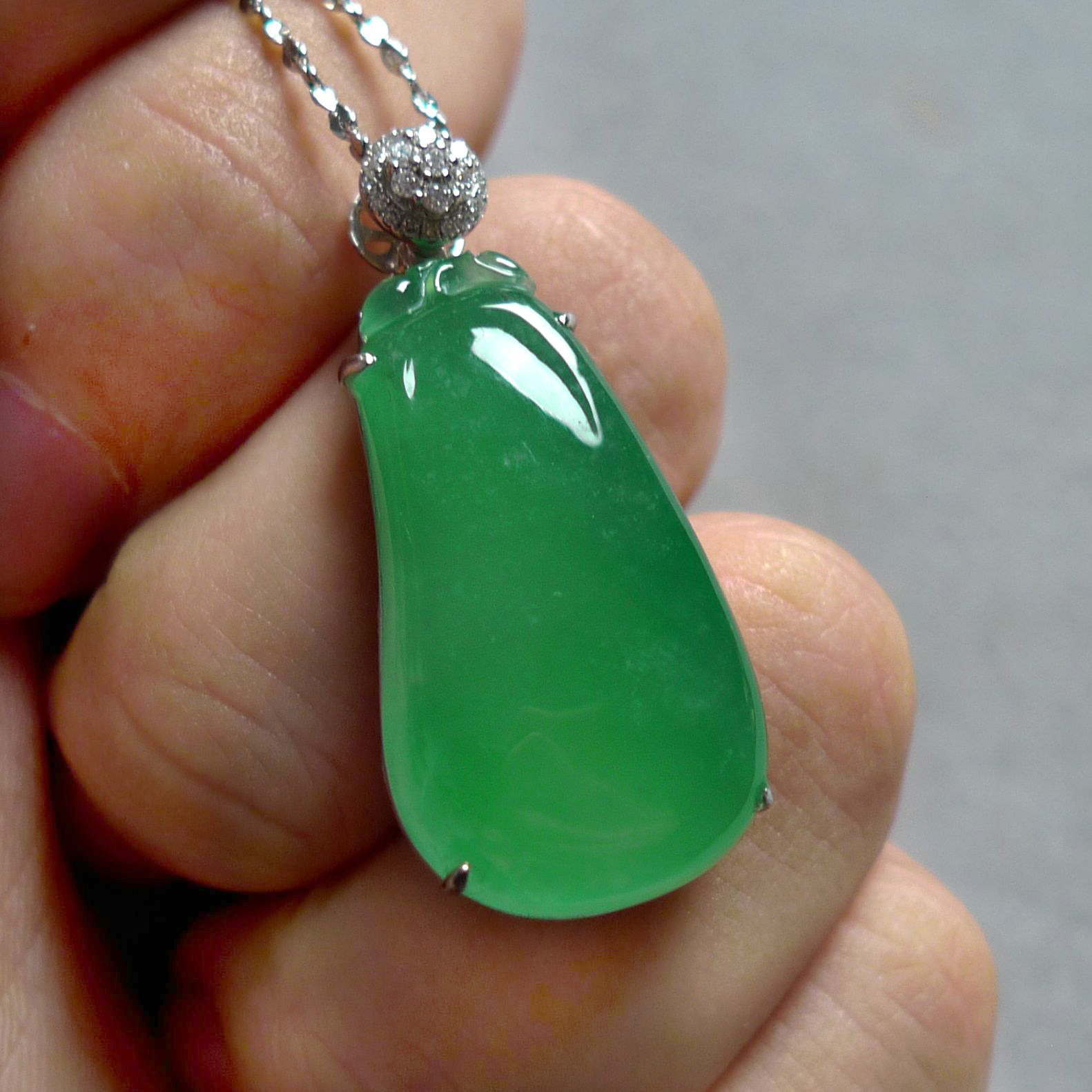 品质臻品 18k金伴钻石镶缅甸a货翡翠冰种满阳绿福瓜吊坠7.87g