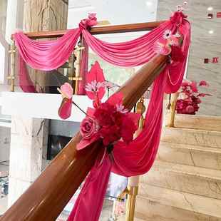 结婚楼梯装饰栏杆扶手婚房布置阳台花艺拉花绸缎布幔玫红色仿真花