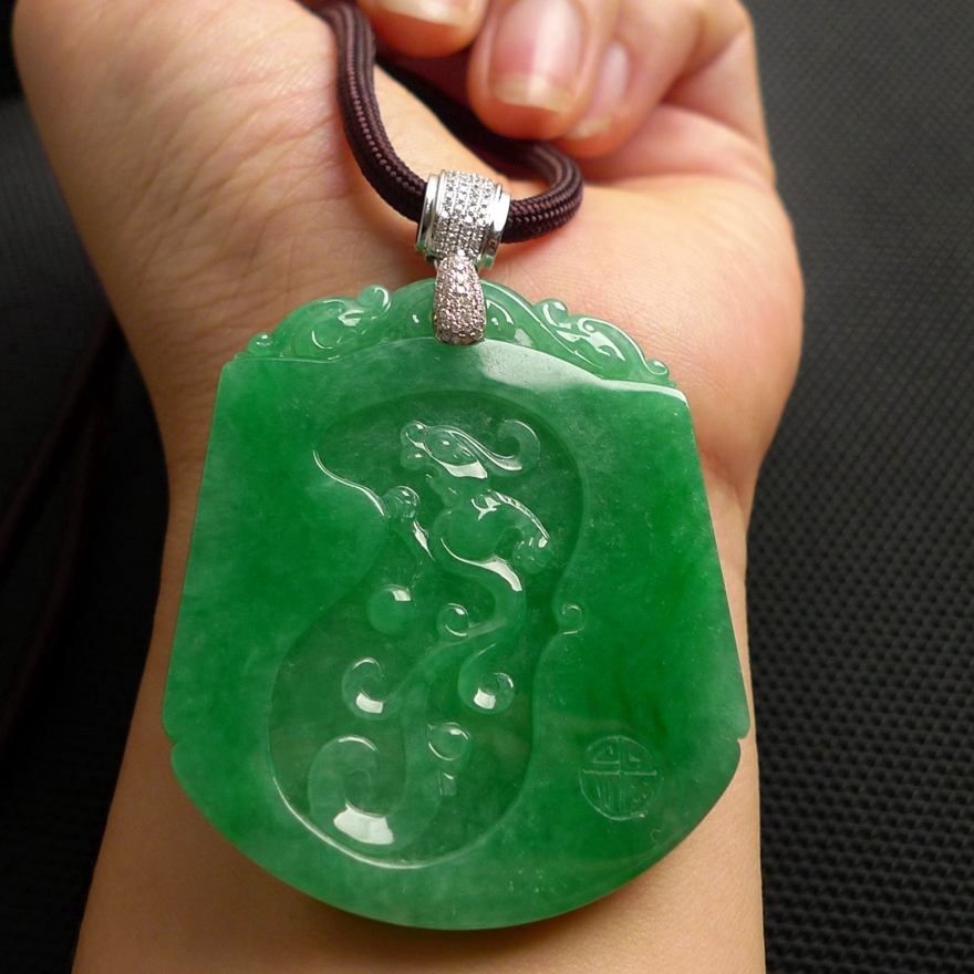 【品质珍品】满色阳绿龙凤呈祥a货翡翠牌 18k金配钻石扣头35.50g