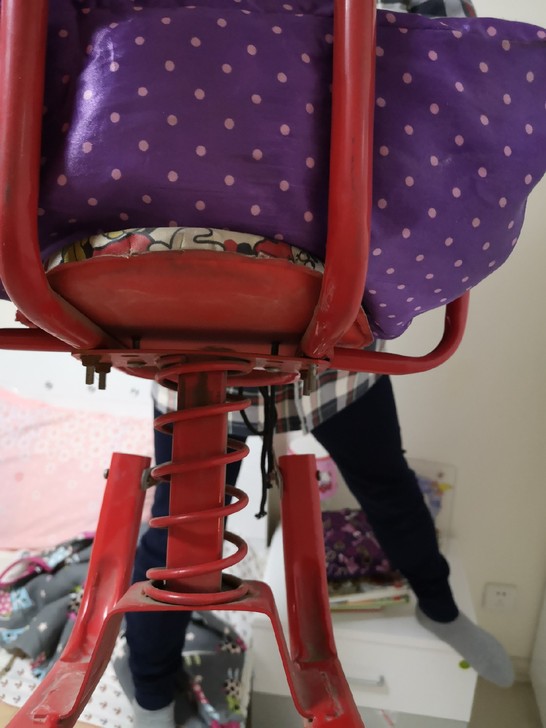 电动车儿童座椅，可以放在电动车前面，也可以放后面，安全舒适，