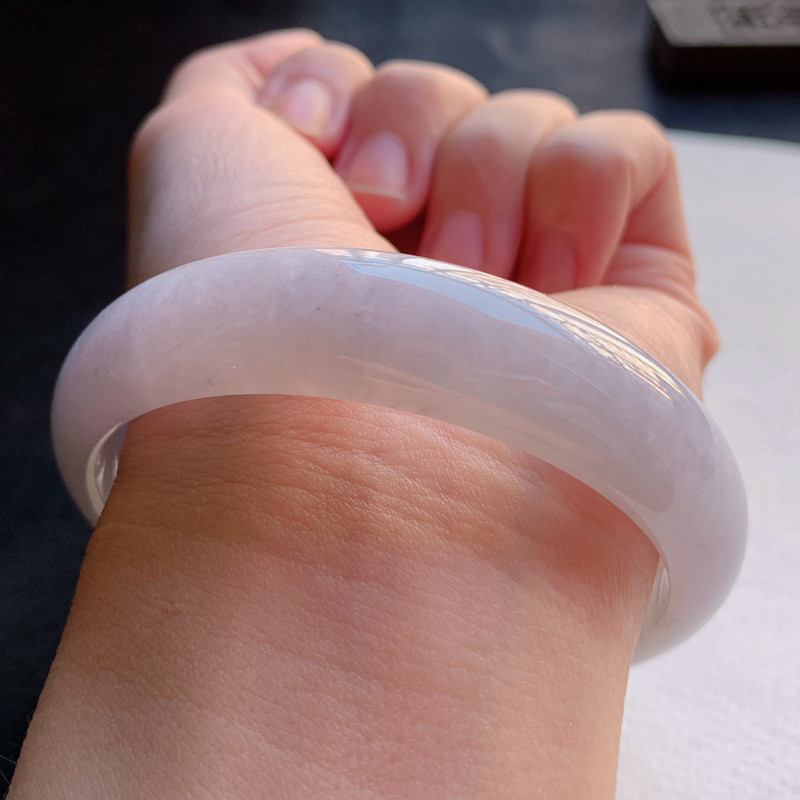 翡翠a货玉手镯正品拍卖56.3mm 冰润春彩宽条正圈手镯 49.94g