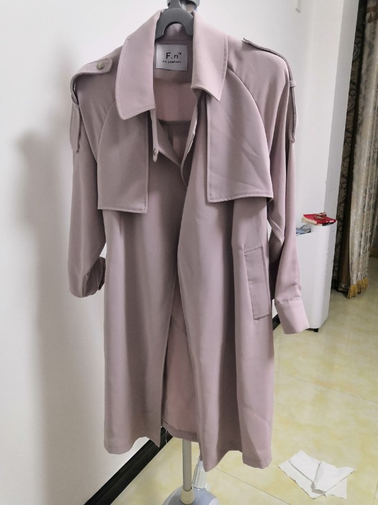 藕粉色雪纺风衣，面料很好，垂感超级好，属于较厚的雪纺，洗干净