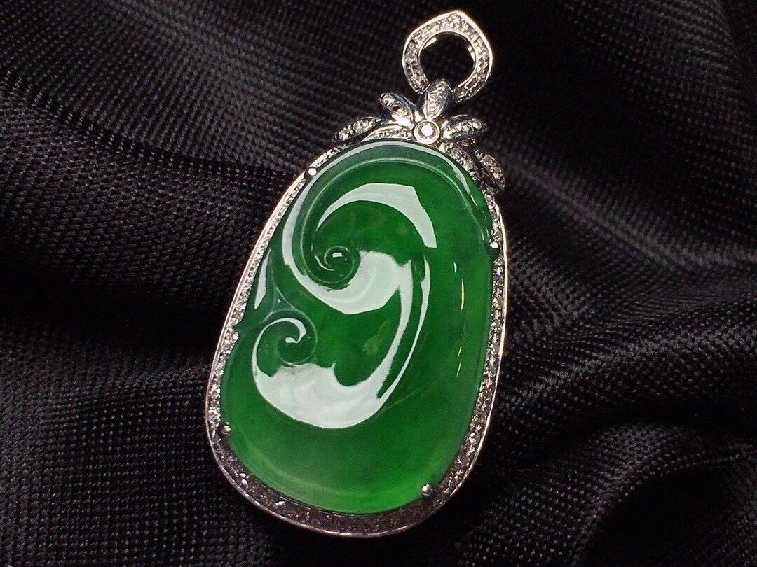 18k金豪华镶嵌高端奢华缅甸天然a货翡翠高冰种阳绿玉如意吊坠玉坠