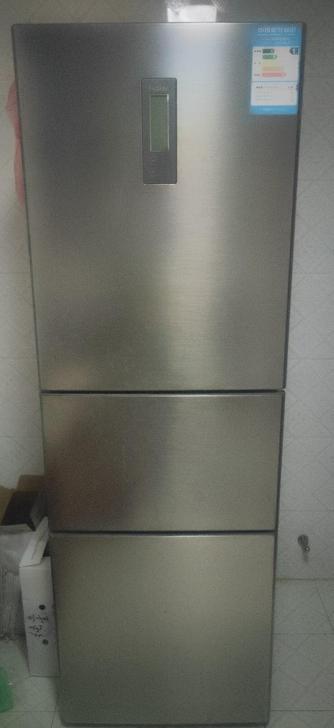 出售一台海尔三箱冰箱，因为店里有冰柜和展示柜所以这台闲置着，