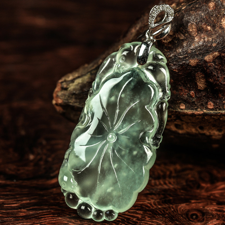 18k金伴钻镶嵌 老坑玻璃种木那料起莹光a货翡翠荷叶挂件3.99g