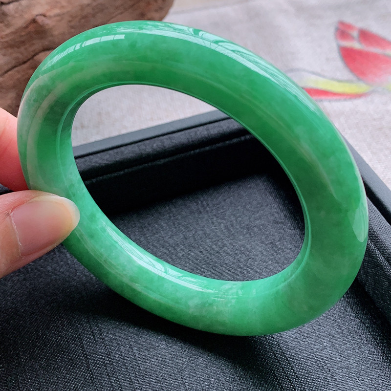 【57圈口】天然a货翡翠 冰糯种满色阳绿胖圆条手镯 86.79g