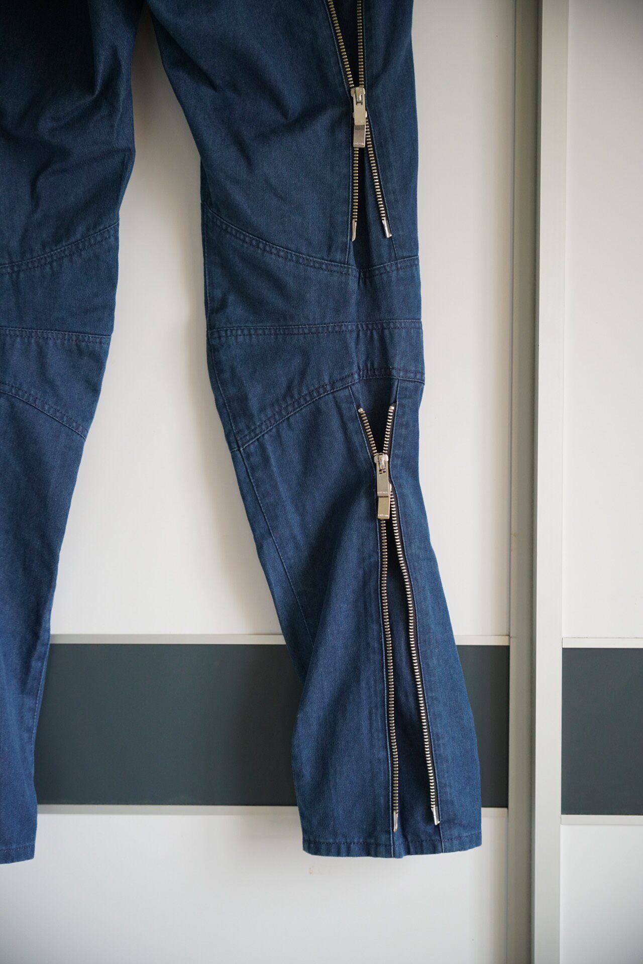 Sulvam 16ss Multi-Zipper Curved Jeans — detail