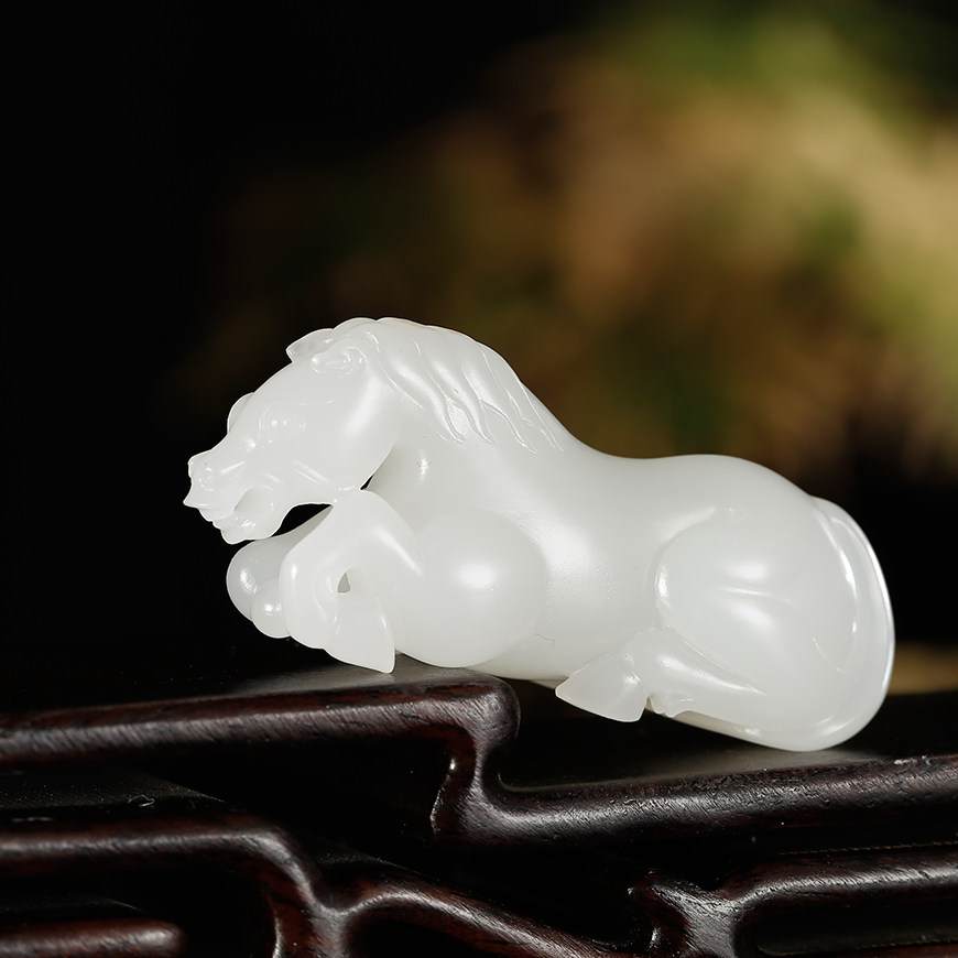 省级玉雕大师仝杰作品新疆和田白玉一马当先吊坠44克聚财男挂件g4