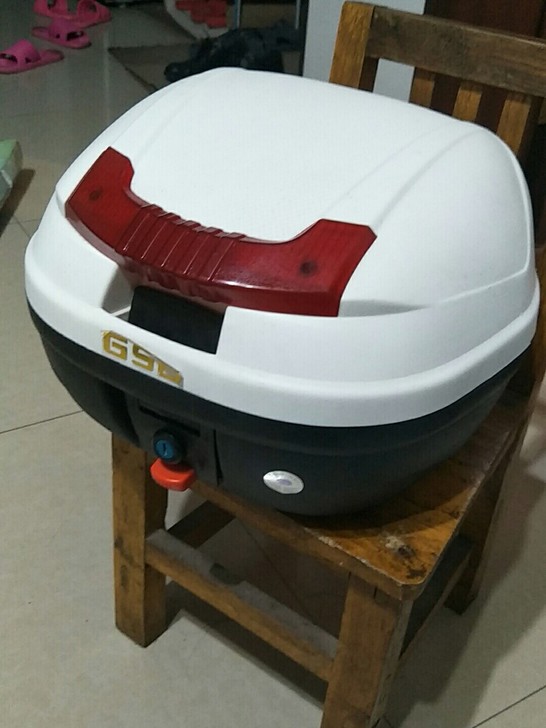 出GSB摩托车小尾箱一个，白色的上盖，配合小踏板很合适，几乎