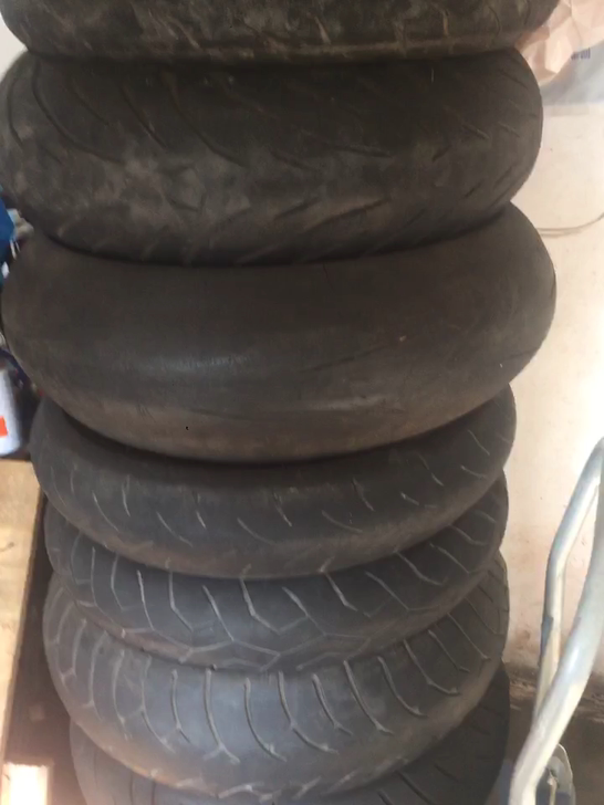 轮胎有一对有单条。