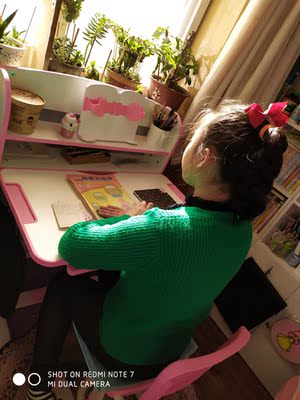 到底如何选择?百科迪尔儿童学习桌书桌很好用?有无异味？