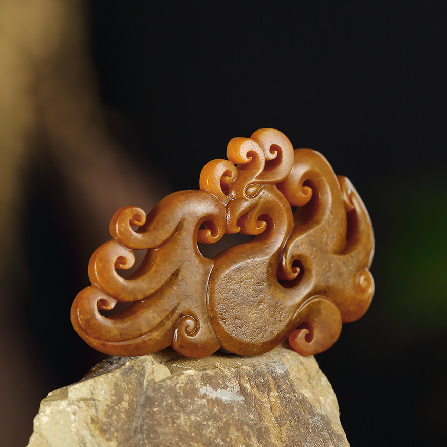 苏州玉雕馆新疆和田玉鸡油黄沁独籽料凤舞九霄镂空吊坠女挂件7克